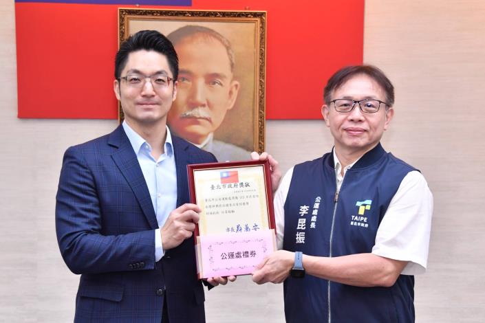 1140610_01_004_頒獻獎_許宜容攝_12樓表揚本府「113年菸害防制暨新興菸品稽查品質獎」獲獎機關，特優獎請公運處李處長代表上台受獎。