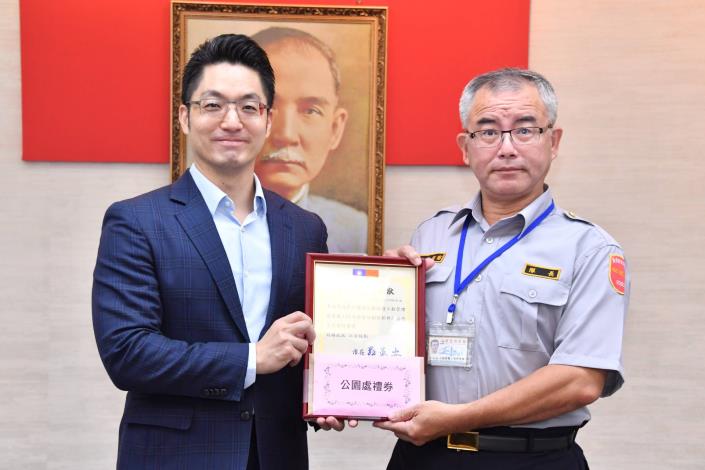 1140610_01_002_頒獻獎_許宜容攝_12樓表揚本府「113年菸害防制暨新興菸品稽查品質獎」獲獎機關，特優獎請公園處吳駐衛隊長代表上台受獎。