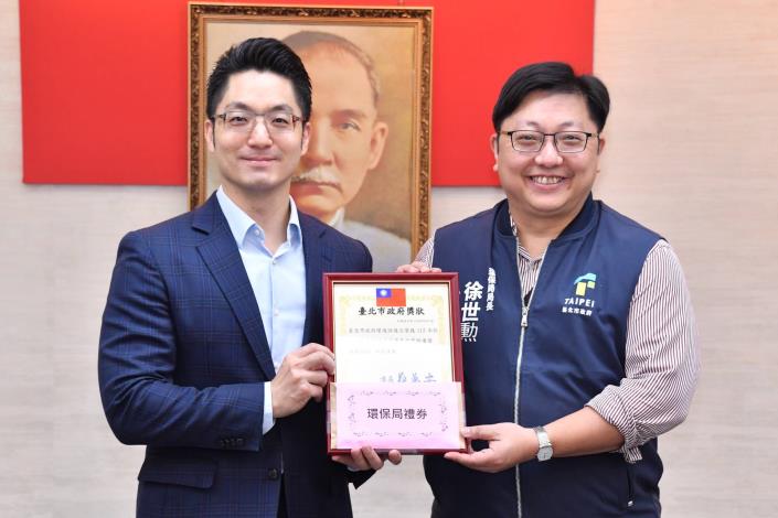 1140610_01_001_頒獻獎_許宜容攝_12樓表揚本府「113年菸害防制暨新興菸品稽查品質獎」獲獎機關，特優獎請環保局徐局長代表上台受獎。