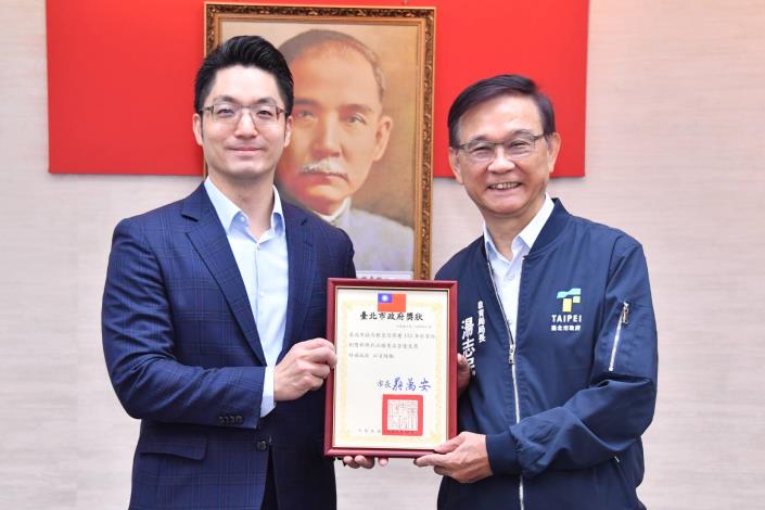 1140610_01_009_頒獻獎_許宜容攝_12樓表揚本府「113年菸害防制暨新興菸品稽查品質獎」獲獎機關，優良獎請教育局湯局長代表上台受獎。