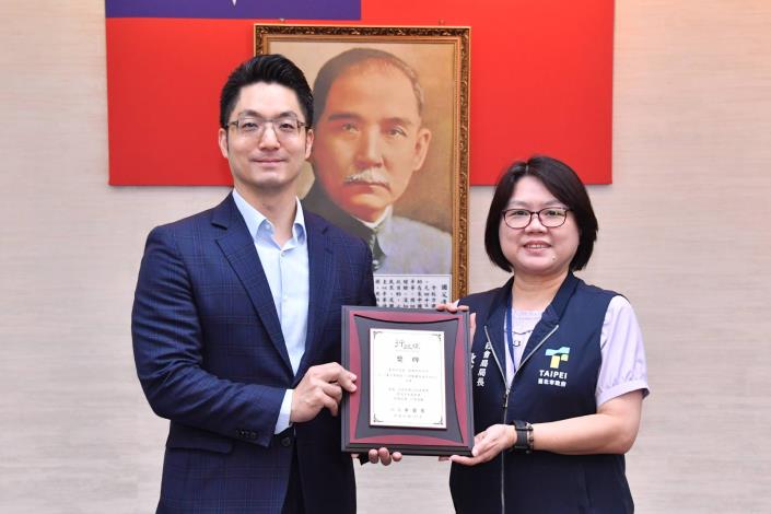 1140610_01_016_頒獻獎_許宜容攝_12樓本府榮獲行政院「第23屆性別平等金馨獎」性別平等創新獎，請性平辦姚執行長陳獻獎牌。