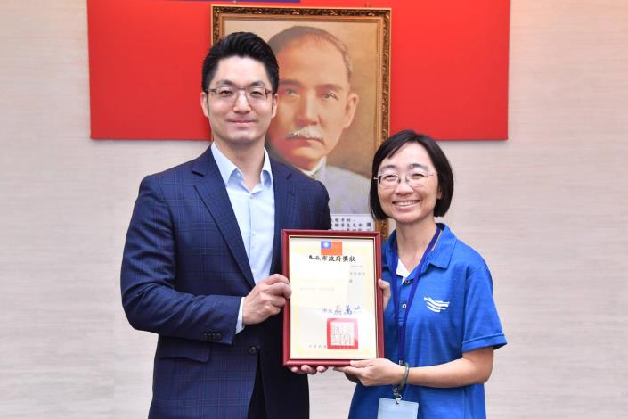 1140610_01_011_頒獻獎_許宜容攝_12樓表揚本府「113年菸害防制暨新興菸品稽查品質獎」獲獎機關，優良獎請體育局游局長代表上台受獎。