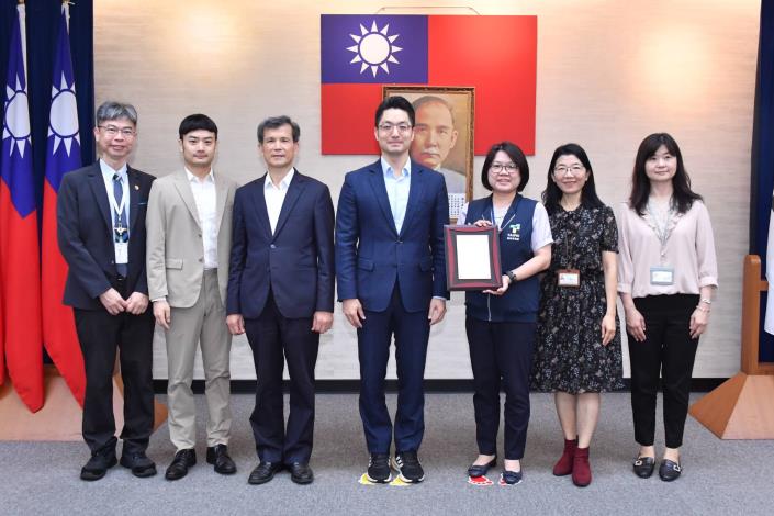 1140610_01_017_頒獻獎_許宜容攝_12樓本府榮獲行政院「第23屆性別平等金馨獎」請參與機關代表上台合影。