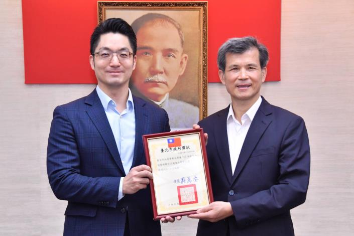 1140610_01_008_頒獻獎_許宜容攝_12樓表揚本府「113年菸害防制暨新興菸品稽查品質獎」獲獎機關，優良獎請警察局李局長代表上台受獎。