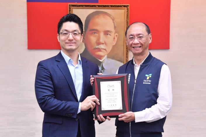 1140610_01_018_頒獻獎_許宜容攝_12樓本府榮獲行政院「第23屆性別平等金馨獎」性別平等故事獎，民政局陳局長陳獻獎牌。