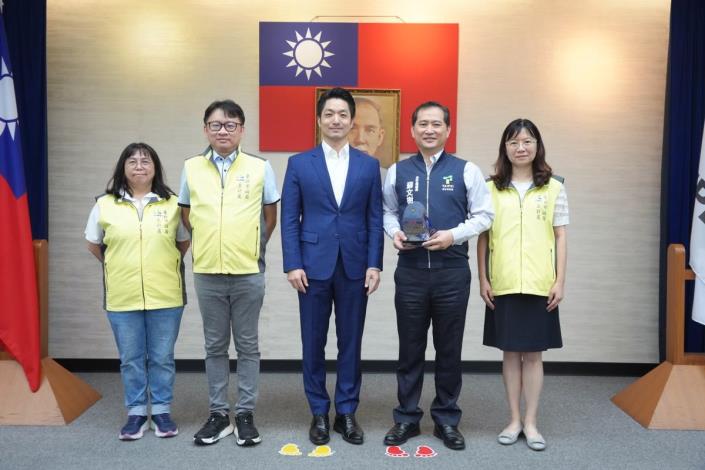 02_本府榮獲行政院主計總處「113年地方政府公務統計業務績效考核」直轄市政府組特優，請同仁一同上臺合影留念。