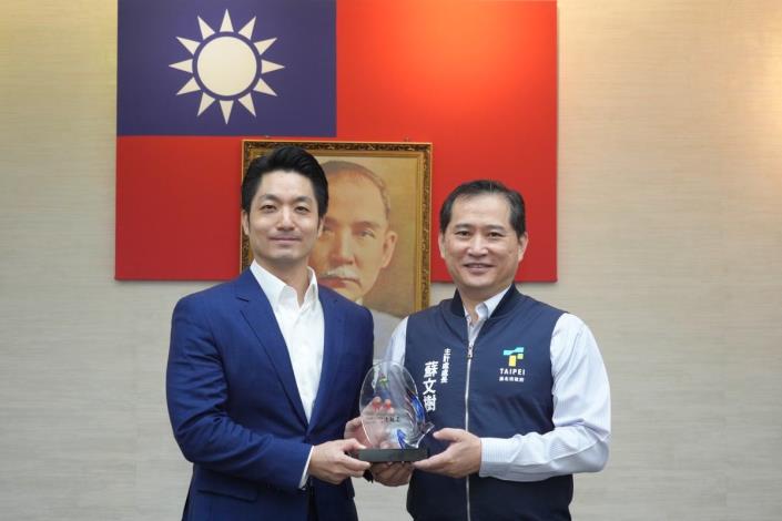 01_本府榮獲行政院主計總處「113年地方政府公務統計業務績效考核」直轄市政府組特優，請主計處蘇處長陳獻獎座。