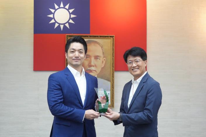 03_本府採購稽核小組榮獲行政院「公共工程委員會113年度績效考核評比」優等，請稽核小組副召集人工務局黃局長陳獻獎座。