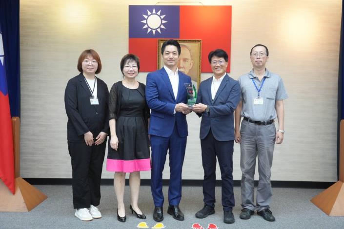 04_本府採購稽核小組榮獲行政院「公共工程委員會113年度績效考核評比」優等，請召集人王副秘書長與稽核小組同仁一同上臺合影留念。