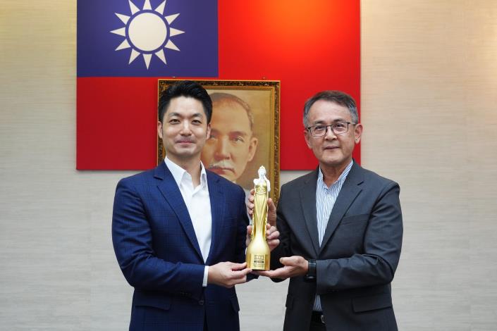 1140715_01_099_本府客委會榮獲「2025MUSE設計獎文化活動類」金獎，請客委會吳主委陳獻獎座。.JPG