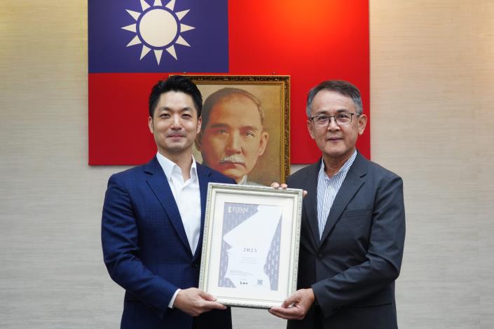 1140715_01_090_本府客委會榮獲「2025TITAN創新設計獎」銀獎，請客委會吳主委陳獻獎狀。.JPG