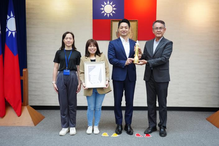 1140715_01_103_本府客委會榮獲「2025MUSE設計獎文化活動類」金獎及「2025TITAN創新設計獎」銀獎，請青年局周局長及客委會同仁上台一同合影。.JPG