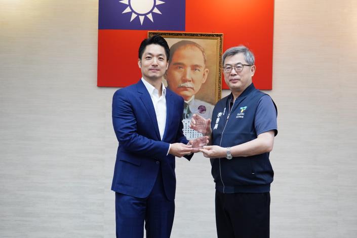 1140722_01_11_本府榮獲財政部「113年度直轄市政府招商卓越獎」，「促參類第1名」招商卓越獎，請秘書長陳獻獎座.JPG