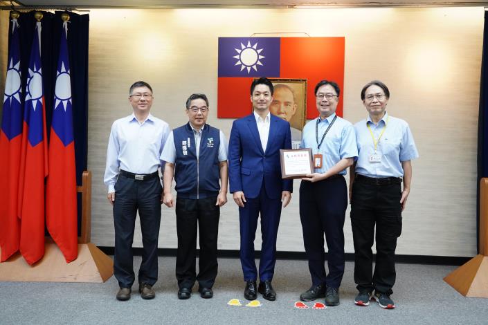1140722_01_10_捷運局榮獲中國工程師學會「114年度工程優良獎」，「萬大-中和-樹林線LG01-LG03站土建及潛盾隧道工程」，請捷運局鄭局長及同仁一同合影.JPG