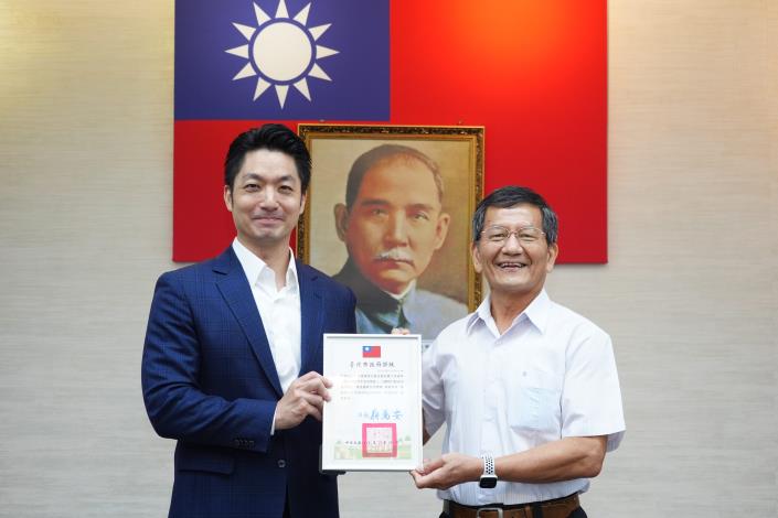 1140729_01_052_114年度臺北市公園及行道樹績優認養單位，財團法人七星環境綠化基金會請周師文董事長 代表上臺受獎。.JPG