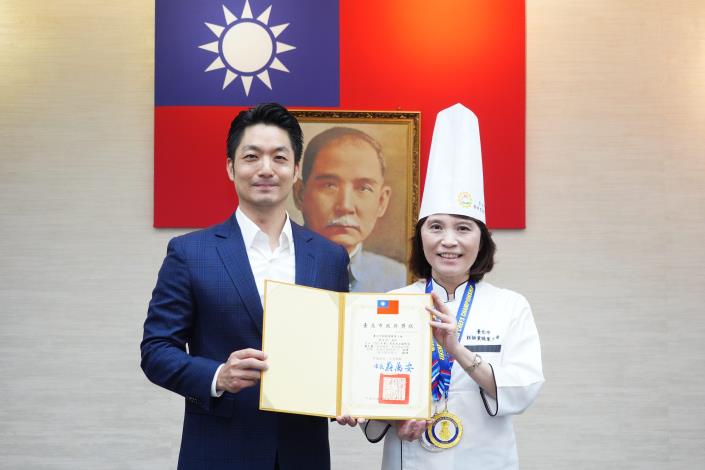 1140729_01_199_表揚「2025年WCC馬來西亞國際廚藝大賽」本市糕餅業職業工會獲獎傑出會員，請陳貞妙老師上臺受獎。.JPG