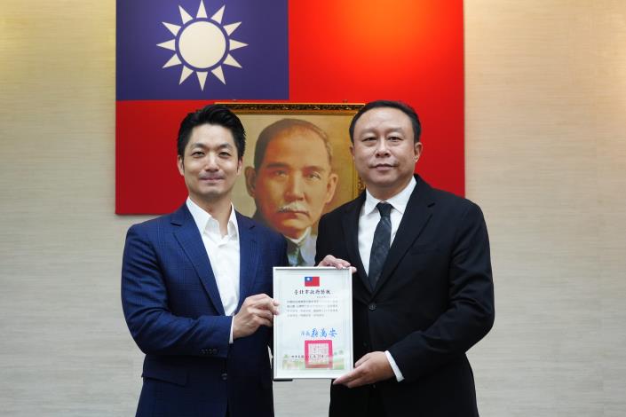 1140729_01_094_114年度臺北市公園及行道樹績優認養單位，中國信託商業銀行股份有限公司請陳文榮處長 代表上臺受獎。.JPG