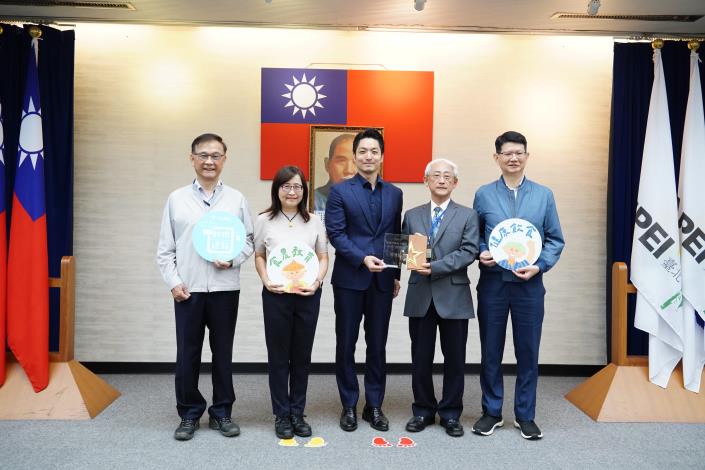 市政會議前獻獎_劉佳雯攝_12樓_本府榮獲「2025食育力城市大調查」五星城市，請林副市長、教育局湯局長、衛生局黃局長上台一同合影.JPG