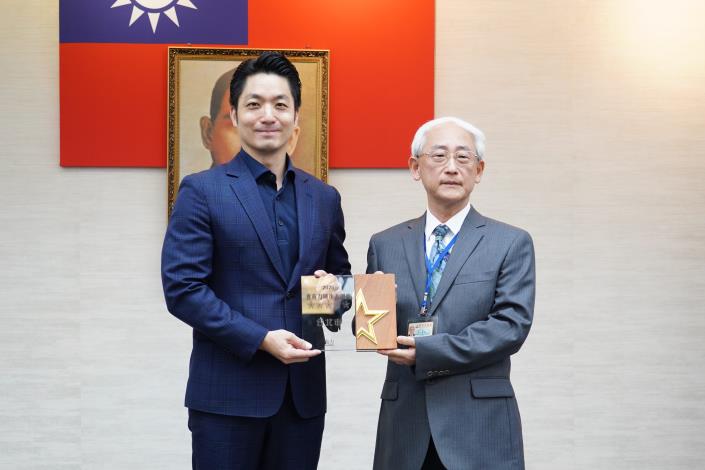 市政會議前獻獎_劉佳雯攝_12樓_本府榮獲「2025食育力城市大調查」五星城市，請產業局王副局長陳獻獎座。.JPG