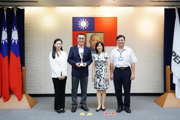 1140819_01_市政會議前頒獎_劉佳雯攝_12樓 (2)臺北廣播電臺榮獲2025年「第50屆葛蕾西獎」，觀傳局余局長、胡紹謙台長上台一同合影。.JPG