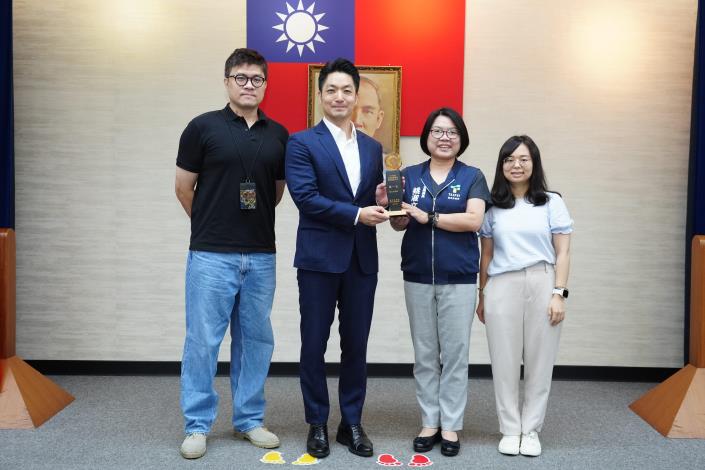 1140826_(20)本府榮獲「113年地方長照業務」輔具租賃人次第一名同仁合影.JPG