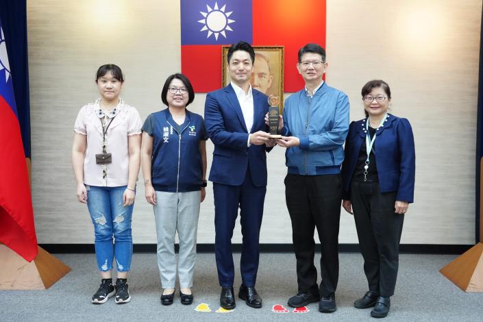 1140826_(18)本府榮獲「113年地方長照業務」減少住民至醫療機構就醫照護機構通過率優異獎社會局姚局長及同仁合影.JPG