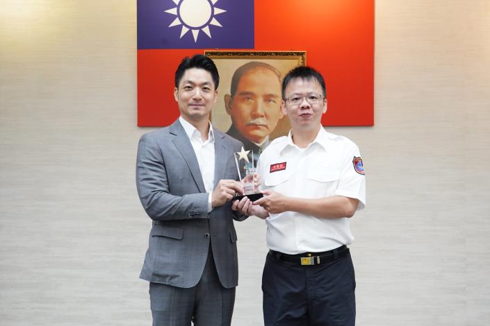 1140916_市政會議前頒獎_劉佳雯攝_12樓 (10)本府114年度「創意提案競賽」獲獎提案機關消防局賴志垚隊員代表上台受獎。.JPG