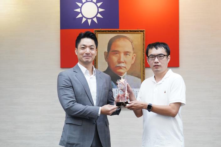 1140916_市政會議前頒獎_劉佳雯攝_12樓 (21)本府114年度「創意提案競賽」獲獎提案機關北水處李承鴻二級工程師代表上台受獎。.JPG