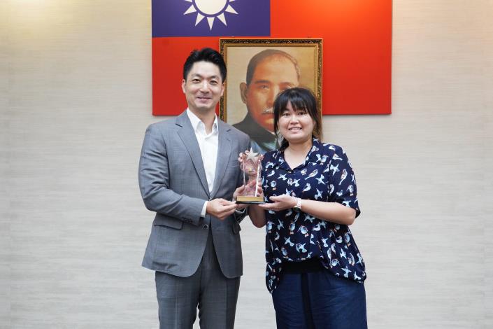 1140916_市政會議前頒獎_劉佳雯攝_12樓 (5)本府114年度「創意提案競賽」獲獎提案機關土開總隊張郁翎股長代表上台受獎。.JPG