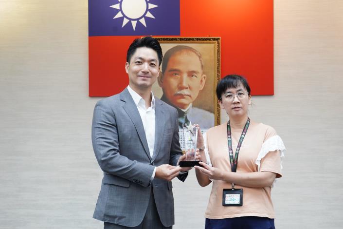 1140916_市政會議前頒獎_劉佳雯攝_12樓 (30)本府114年度「創意提案競賽」獲獎提案機關資訊局陳佳君分析師代表上台受獎。.JPG