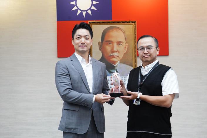 1140916_市政會議前頒獎_劉佳雯攝_12樓 (20)本府114年度「創意提案競賽」獲獎提案機關衛生局王盈程約聘高級企劃師代表上台受獎。.JPG