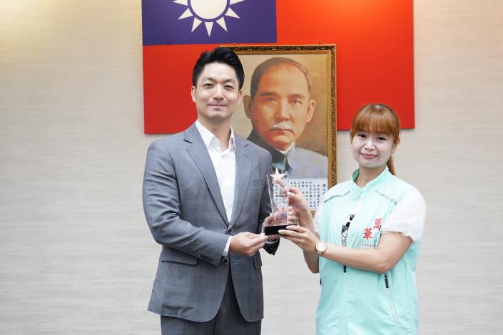1140916_市政會議前頒獎_劉佳雯攝_12樓 (33)本府114年度「創意提案競賽」獲獎提案機關萬華健康中心林雨君護理師代表上台受獎。.JPG