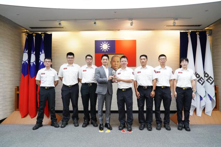 1140916_市政會議前頒獎_劉佳雯攝_12樓 (11)本府114年度「創意提案競賽」獲獎提案機關消防局合影。.JPG