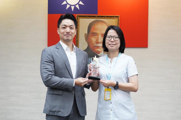 1140916_市政會議前頒獎_劉佳雯攝_12樓 (14)本府114年度「創意提案競賽」獲獎提案機關資訊局游婉婷高級分析師代表上台受獎。.JPG