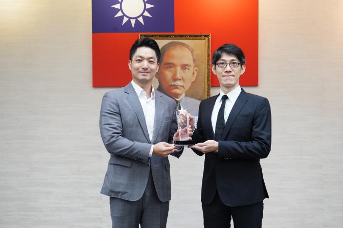 1140916_市政會議前頒獎_劉佳雯攝_12樓 (8)本府114年度「創意提案競賽」獲獎提案機關衛生局林起民主任代表上台受獎。.JPG