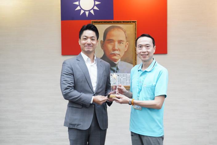 1140916_市政會議前頒獎_劉佳雯攝_12樓 (1)本府114年度「創意提案競賽」獲獎提案機關公園處林旻璋主任代表上台受獎。.JPG