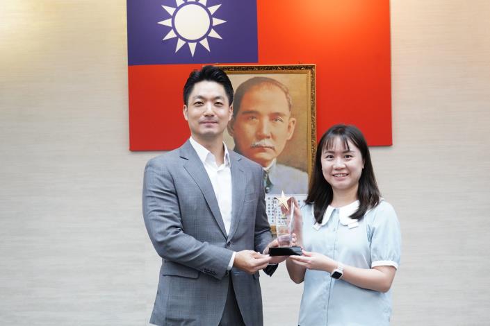 1140916_市政會議前頒獎_劉佳雯攝_12樓 (23)本府114年度「創意提案競賽」獲獎提案機關信義健康中心張家慧護理師代表上台受獎。.JPG