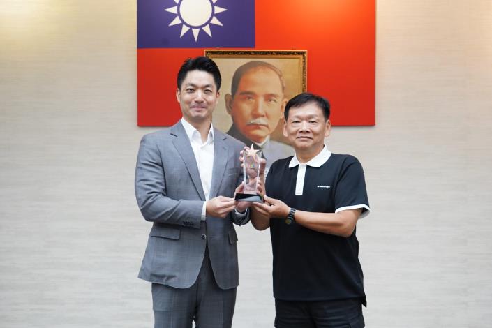 1140916_市政會議前頒獎_劉佳雯攝_12樓 (7)本府114年度「創意提案競賽」獲獎提案機關捷運公司何政原工程員代表上台受獎。.JPG