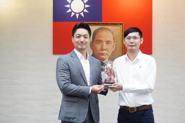 1140916_市政會議前頒獎_劉佳雯攝_12樓 (26)本府114年度「創意提案競賽」獲獎提案機關交通局陳宗慶股長代表上台受獎。.JPG