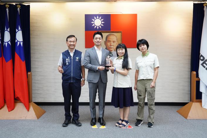1140916_市政會議前頒獎_劉佳雯攝_12樓 (17)本府114年度「創意提案競賽」獲獎提案機關教育局長及動物園同仁合影。.JPG
