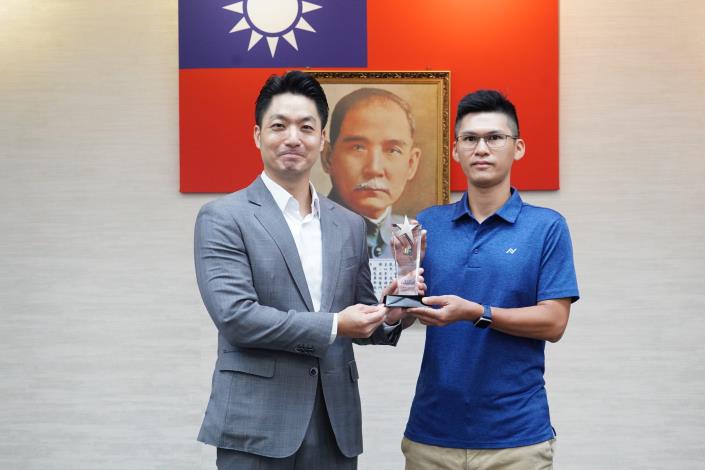 1140916_市政會議前頒獎_劉佳雯攝_12樓 (31)本府114年度「創意提案競賽」獲獎提案機關交工處廖崇耀正工程司代表上台受獎。.JPG