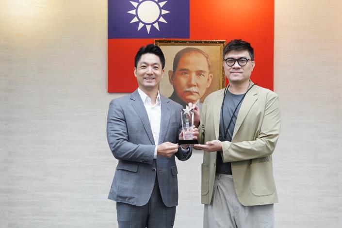 1140916_市政會議前頒獎_劉佳雯攝_12樓 (4)本府114年度「創意提案競賽」獲獎提案機關社會局曾春暉科長代表上台受獎。.JPG