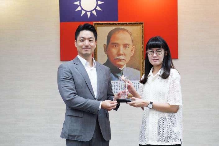 1140916_市政會議前頒獎_劉佳雯攝_12樓 (19)本府114年度「創意提案競賽」獲獎提案機關大地處謝旻希股長代表上台受獎。.JPG