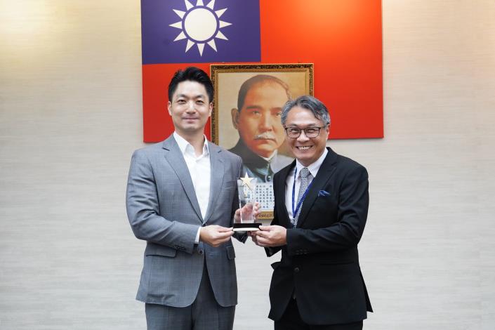 1140916_市政會議前頒獎_劉佳雯攝_12樓 (12)本府114年度「創意提案競賽」獲獎提案機關教育局陳錫安主任代表上台受獎。.JPG