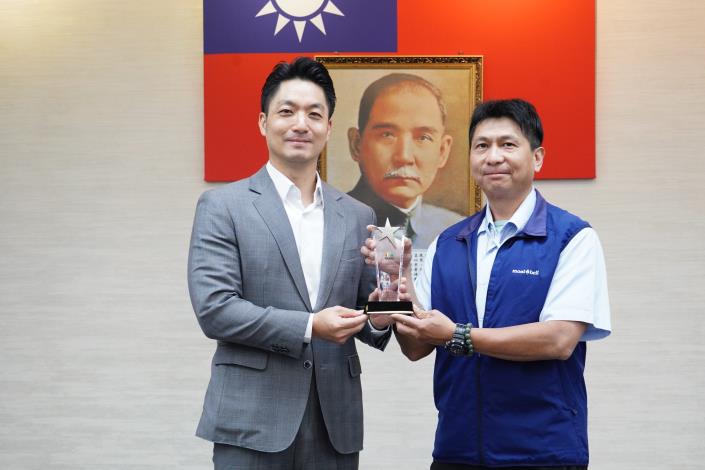 1140916_市政會議前頒獎_劉佳雯攝_12樓 (15)本府114年度「創意提案競賽」獲獎提案機關捷運公司周錦志控制員代表上台受獎。.JPG