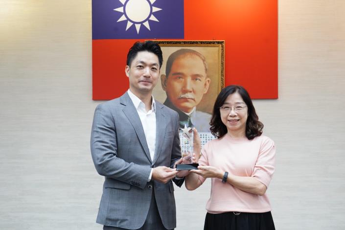 1140916_市政會議前頒獎_劉佳雯攝_12樓 (24)本府114年度「創意提案競賽」獲獎提案機關大安健康中心曾玉玲護理長代表上台受獎。.JPG