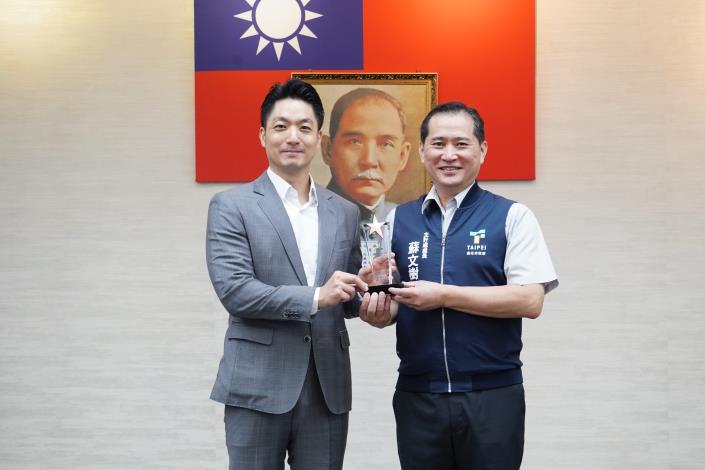 1140916_市政會議前頒獎_劉佳雯攝_12樓 (9)本府114年度「創意提案競賽」獲獎提案機關主計處蘇文樹處長代表上台受獎。.JPG