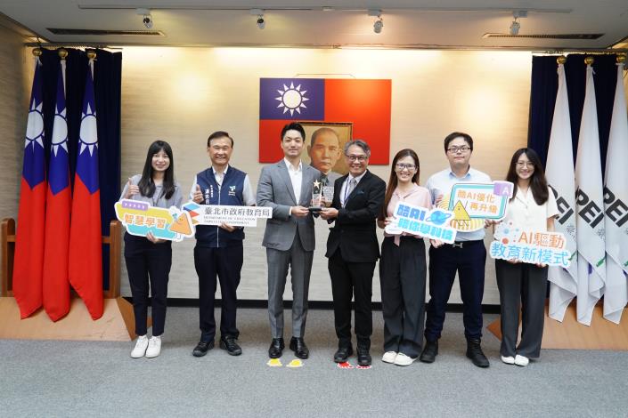 1140916_市政會議前頒獎_劉佳雯攝_12樓 (13)本府114年度「創意提案競賽」獲獎提案機關教育局長及同仁合影。.JPG