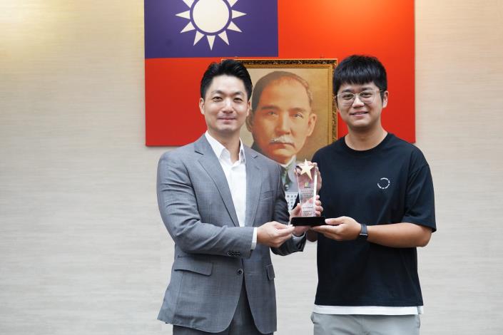 1140916_市政會議前頒獎_劉佳雯攝_12樓 (28)本府114年度「創意提案競賽」獲獎提案機關社會局江科霆社會工作師代表上台受獎。.JPG