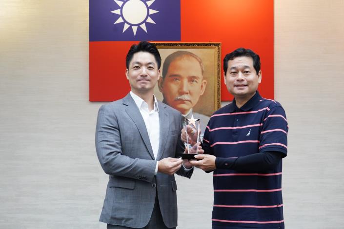 1140916_市政會議前頒獎_劉佳雯攝_12樓 (27)本府114年度「創意提案競賽」獲獎提案機關大地處梁成兆專門委員代表上台受獎。.JPG